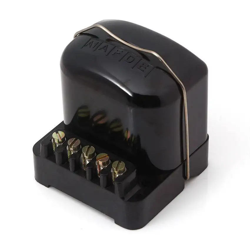VOLTAGE REGULATOR, adjusted, screw terminal
