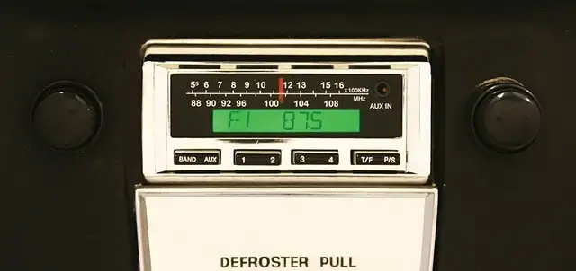 RADIO-AM-FM STEREO-MP3-IPOD-100 WATTS-58-62 (#E14684)