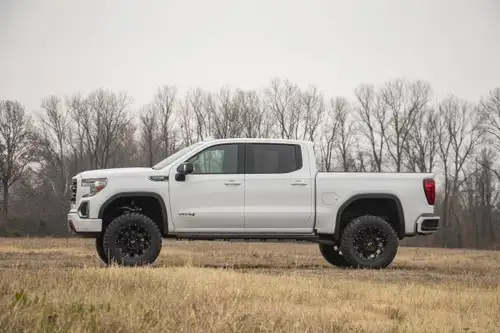 Rough Country 4in GM Suspension Lift Kit, Lifted Struts (19-20 1500 Trailboss / AT4 PU 4WD) 27532